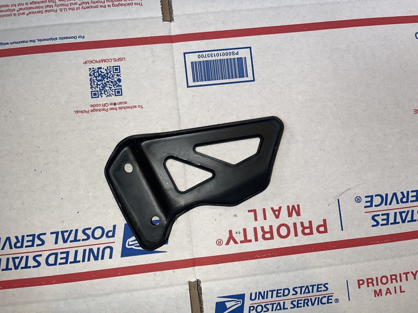 01 02 SUZUKI GSXR 1000 K1 RIGHT FOOT PEG REST HEEL PLATE BRACKET GUARD OEM