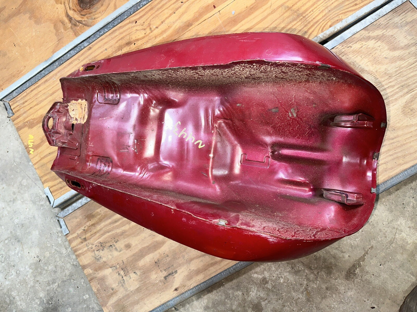 1981 YAMAHA XS850  GAS TANK FUEL TANK PETROL TANK RESERVOIR