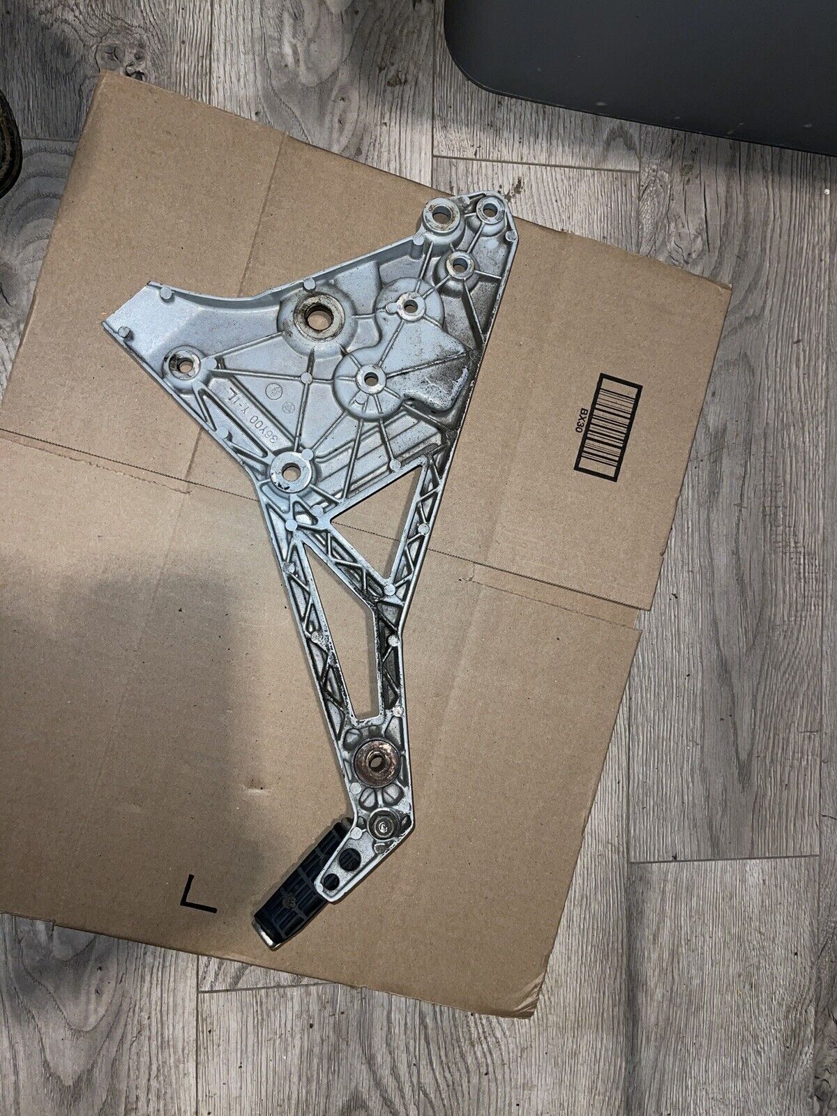 86 Yamaha FJ 1200 Left Foot Peg Bracket Mount 36Y-27442-00-00 1984-1987