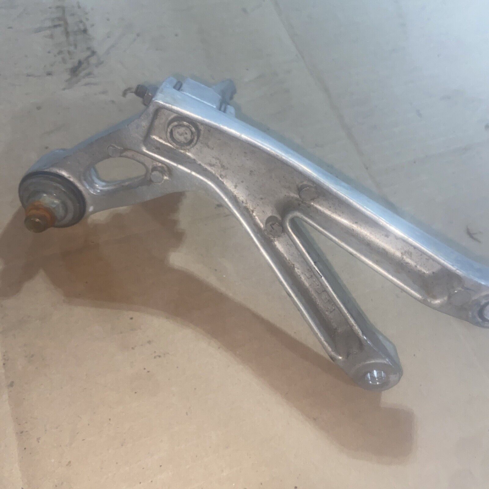 1999 YAMAHA YZF600 R6 RIGHT HAND REAR FOOT REST / HANGER / PEG