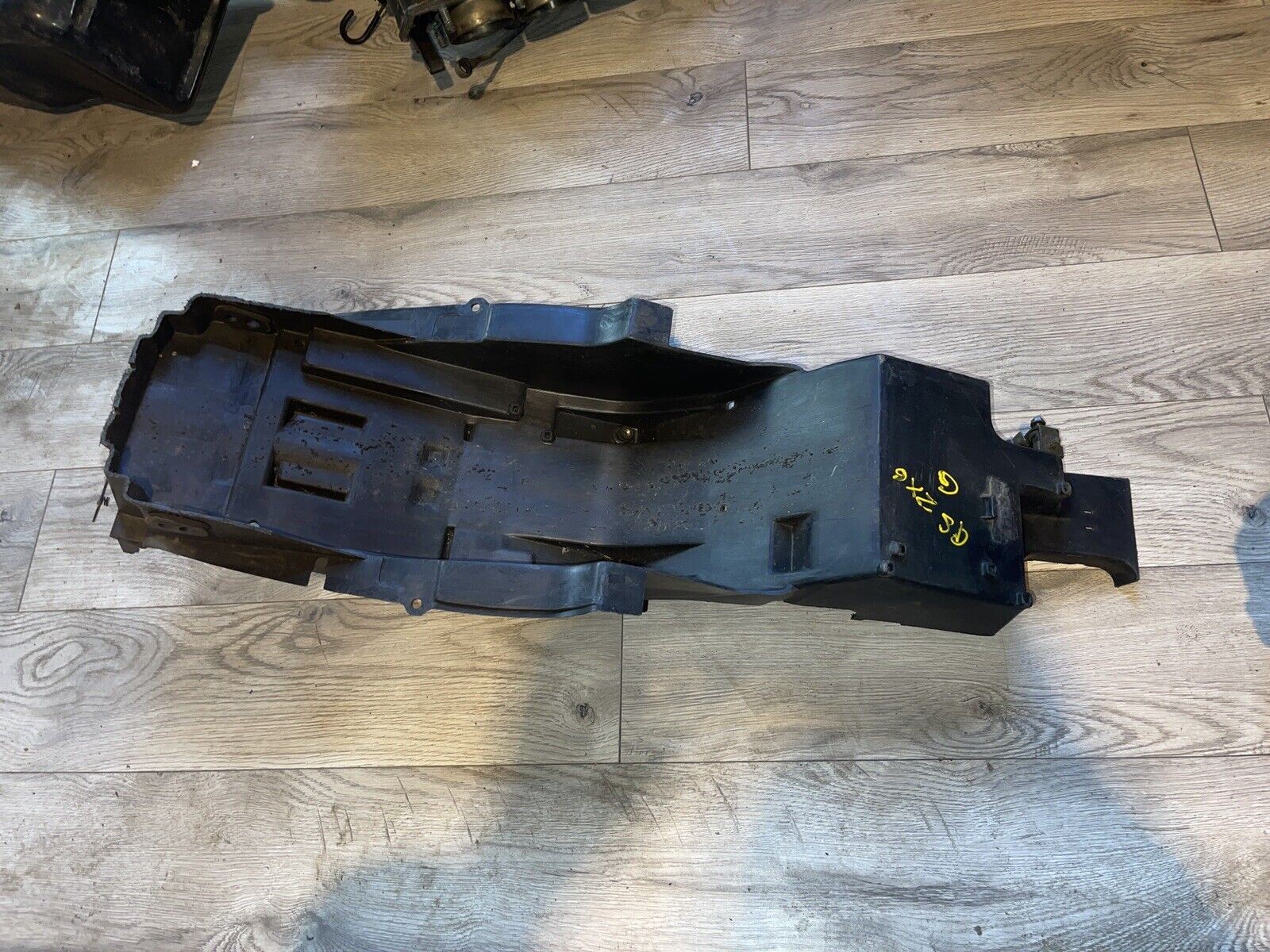 98-99 KAWASAKI ZX6R BATTERY TRAY UNDERTAIL