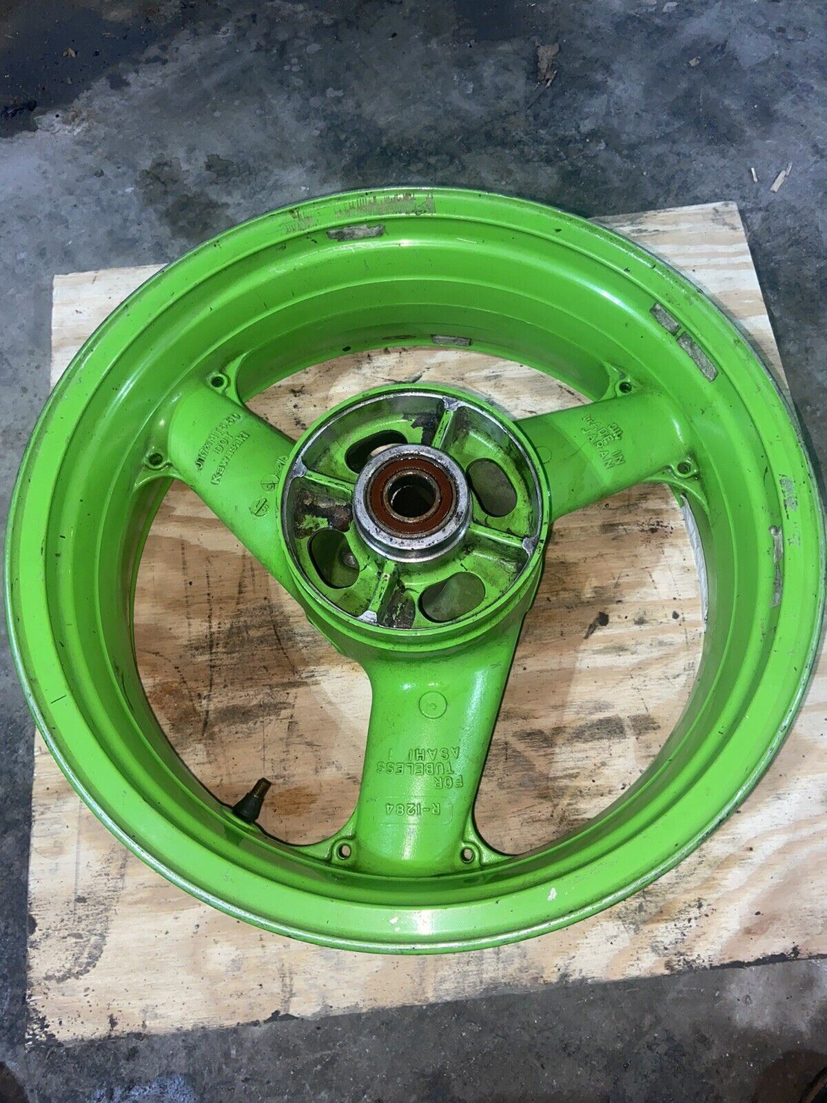 94 95 Kawasaki Ninja ZX7R ZX7 ZX750L ZX 750 Rear Rim Wheel