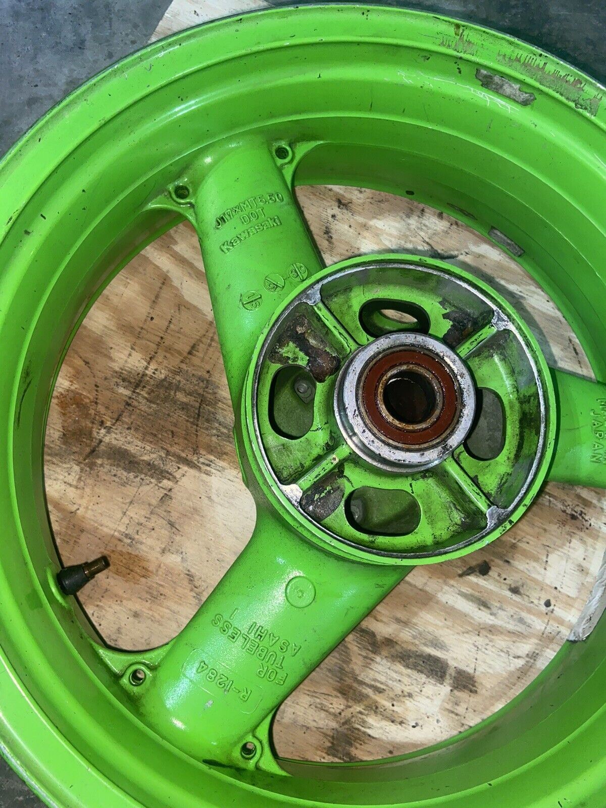 94 95 Kawasaki Ninja ZX7R ZX7 ZX750L ZX 750 Rear Rim Wheel