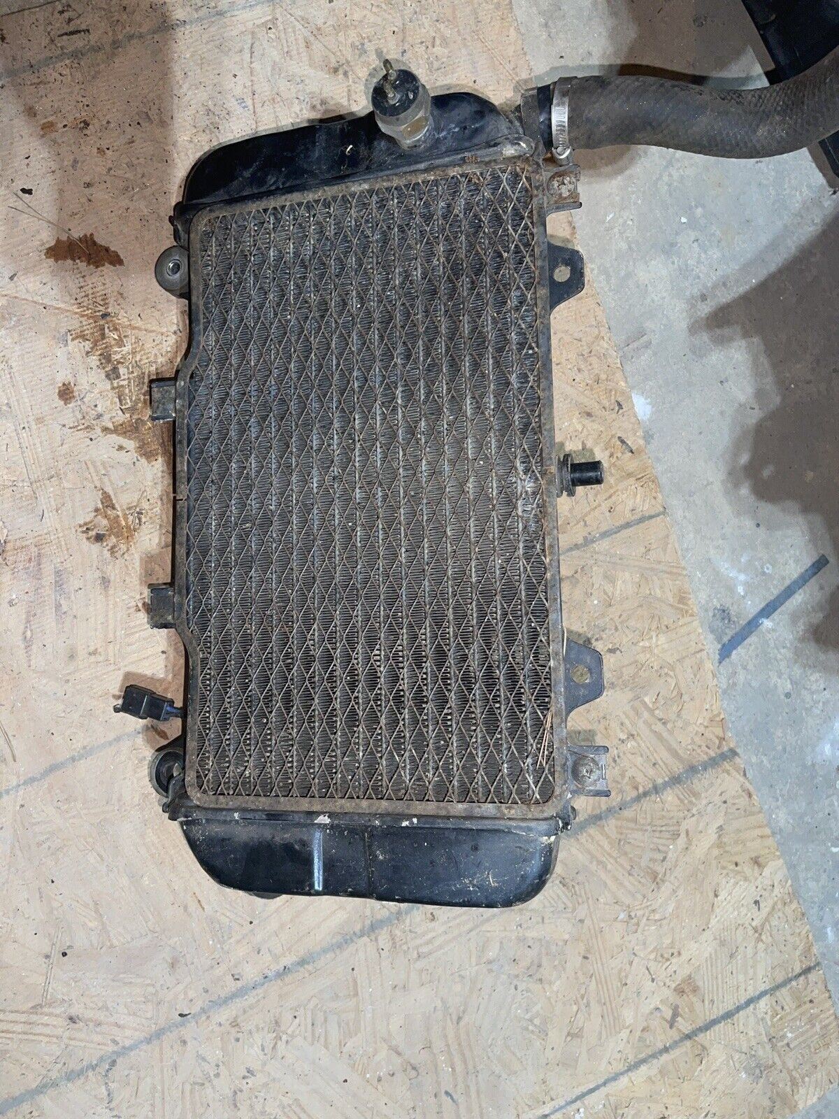 1996-98 KAWASAKI NINJA ZX6R ZX600 F3 (#300) RADIATOR WITH FAN