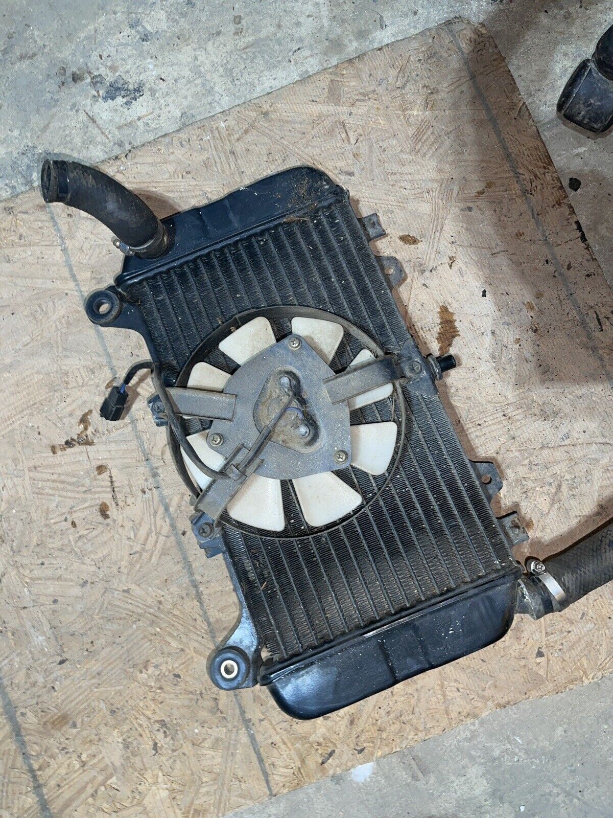 1996-98 KAWASAKI NINJA ZX6R ZX600 F3 (#300) RADIATOR WITH FAN