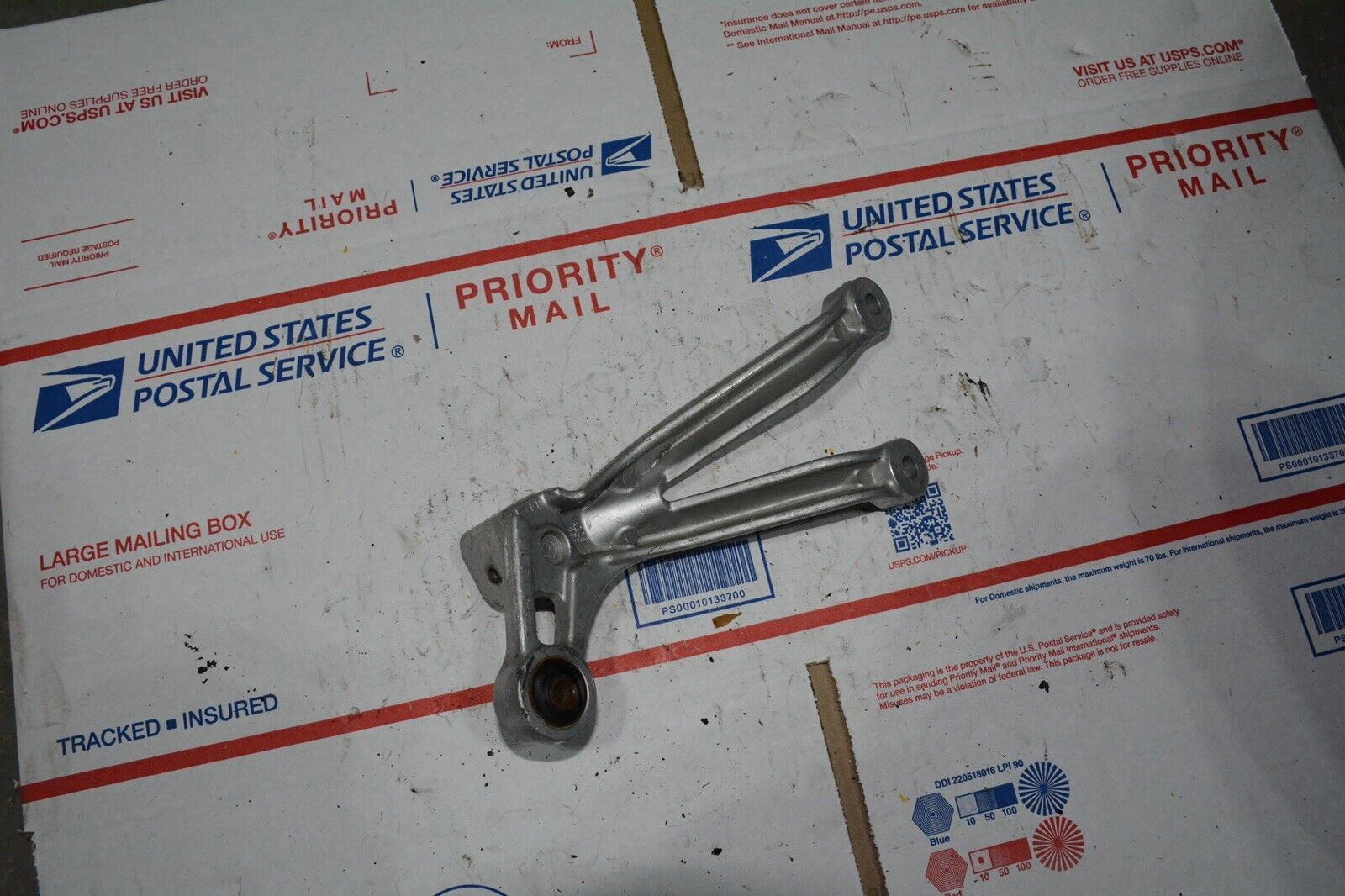 01 SUZUKI GSXR1000 RIGHT REAR BACK PASSENGER HANGER