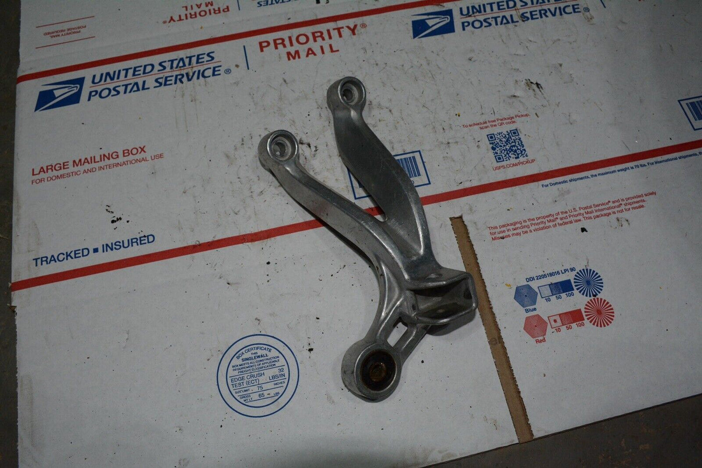 01 SUZUKI GSXR1000 RIGHT REAR BACK PASSENGER HANGER