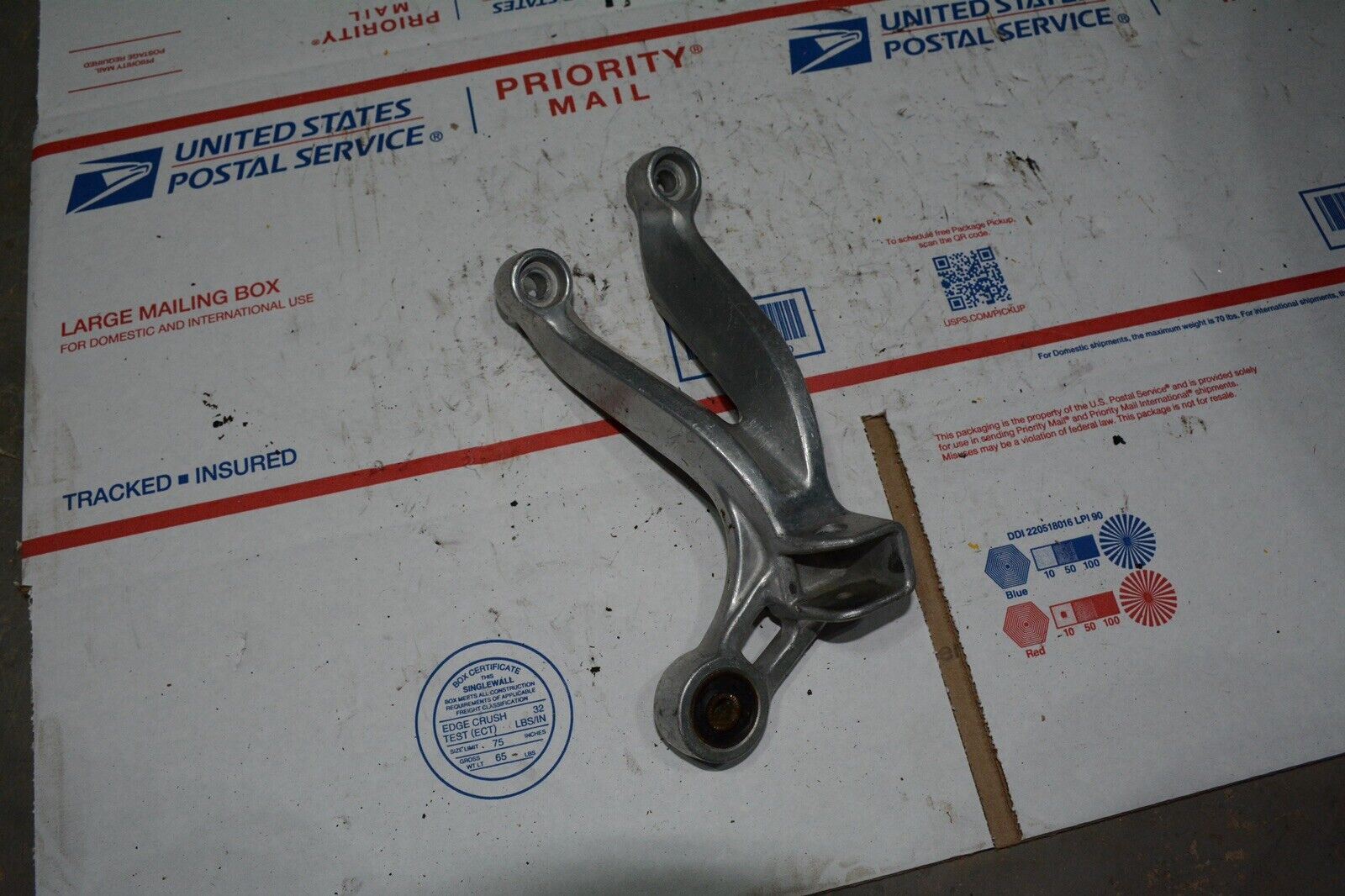 01 SUZUKI GSXR1000 RIGHT REAR BACK PASSENGER HANGER