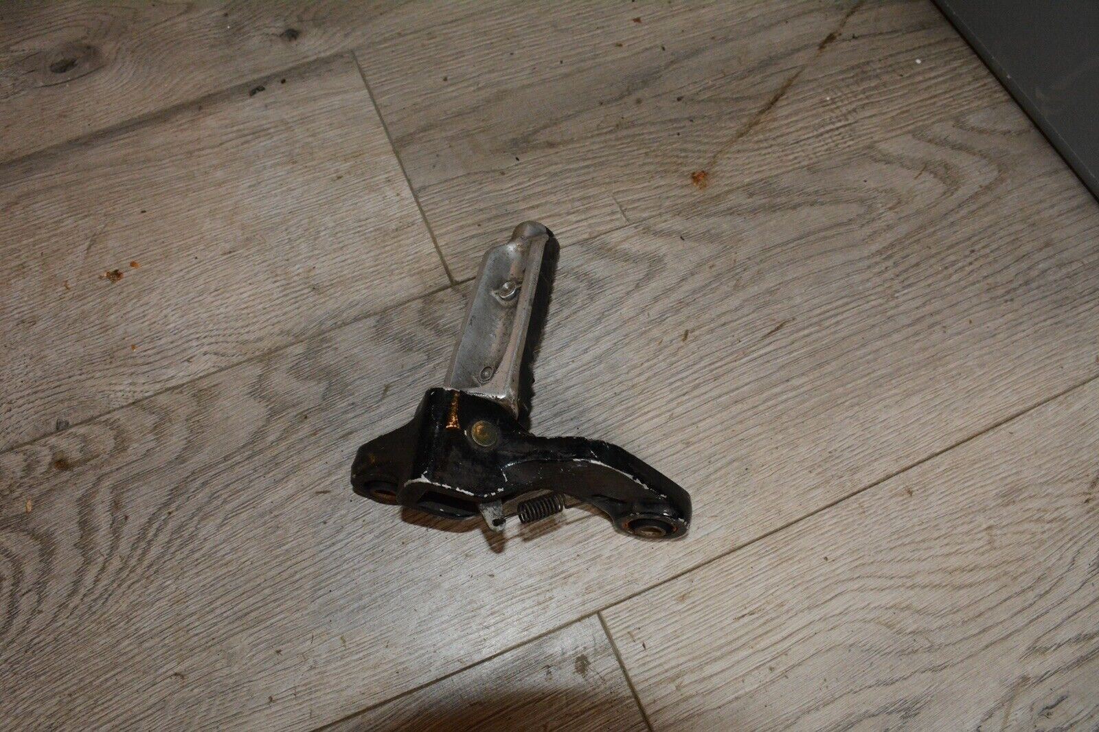 91 SUZUKI GSX600 GSX 600 KATANA FOOT PEG & BRACKET, FRONT