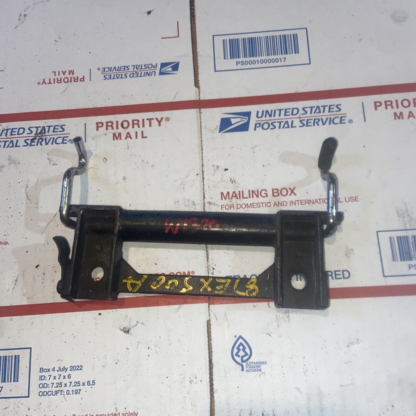 87 KAWASAKI NINJA EX 500A SUPPORT BRACKET SUBFRAME HELMET GRIP LATCH