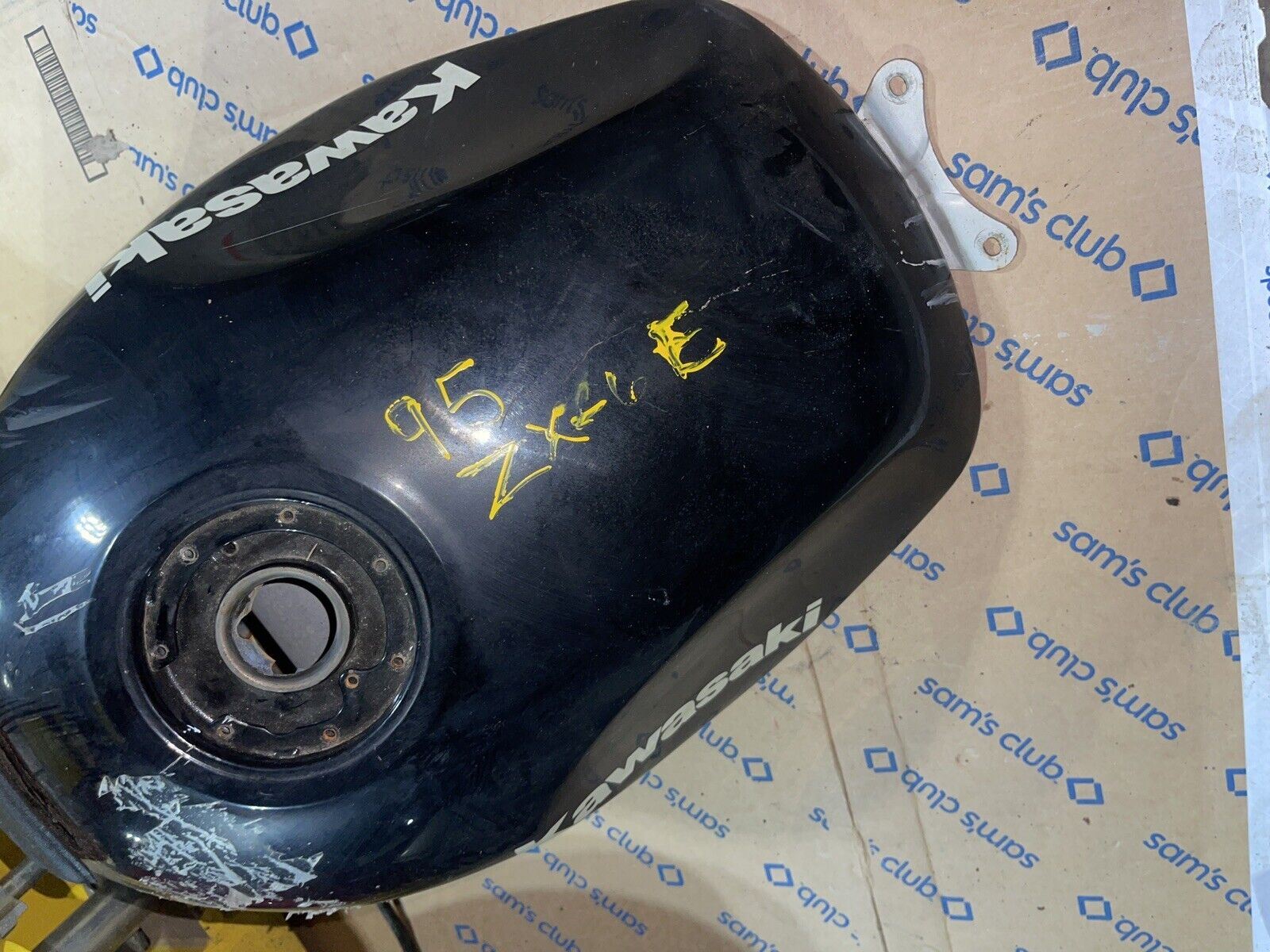 1995 Kawasaki Ninja ZX6 ZX600E Gas tank, fuel tank