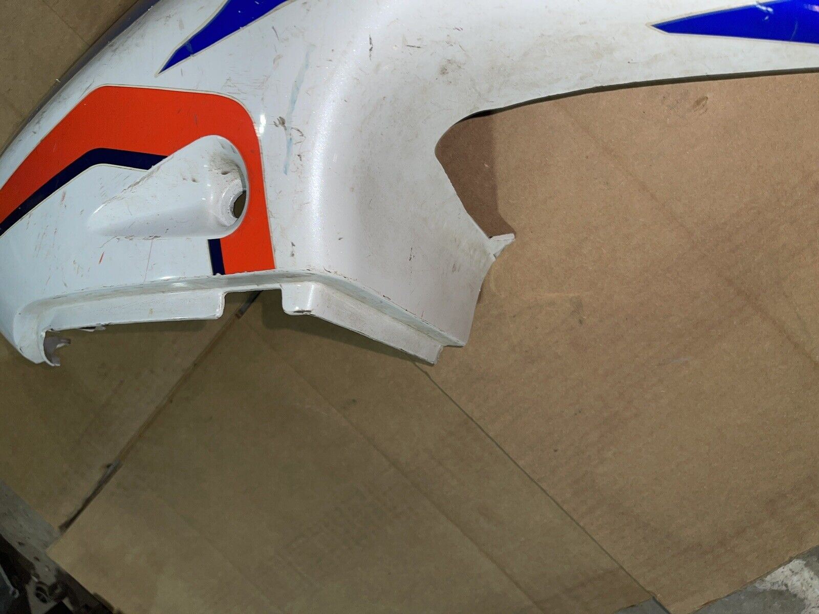 2000 SUZUKI GSXR600 LEFT  REAR BACK TAIL FAIRING COWL SHROUD